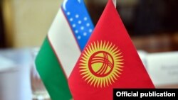 Өзбекстан менен Кыргызстандын байрактары. 