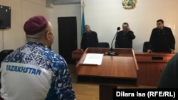 "Жала жабу" және "Қорлау" бабы бойынша екі жыл үш  айға түрме жазасын алған Амангелді Батырбеков (сол жақта) апелляция сотының шешімін тыңдап тұр. Түркістан, 9 қаңтар 2020 жыл.