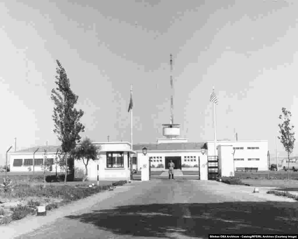 Azad Avropa Radiosunun Portuqaliyanın Lissabon şəhəri yaxınlığındakı Qloriyada əsas yayım stansiyası.Azad Avropa Radiosu və AzadlıqRadiosu Almaniya, İspaniya və Portuqaliyada güclü qısa dalğa ötürücülərindən istifadə edirdi. AzadlıqRadiosunun Tayvanda işlətdiyi ötürücü qurğu isə verilişləri Sibirin dərinliklərinə yayırdı.