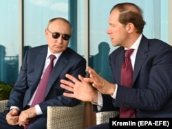 Владимир Путин прислушивается к Денису Мантурову