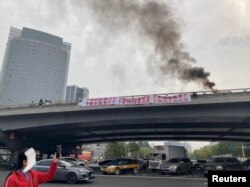 Protestul din 13 octombrie din Beijing. În mod rar, remarcă CNN, Xi a fost numit pe un banner drept „dictator”.