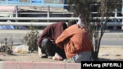 دو تن از معتادین مواد مخدر در شهر کابل.