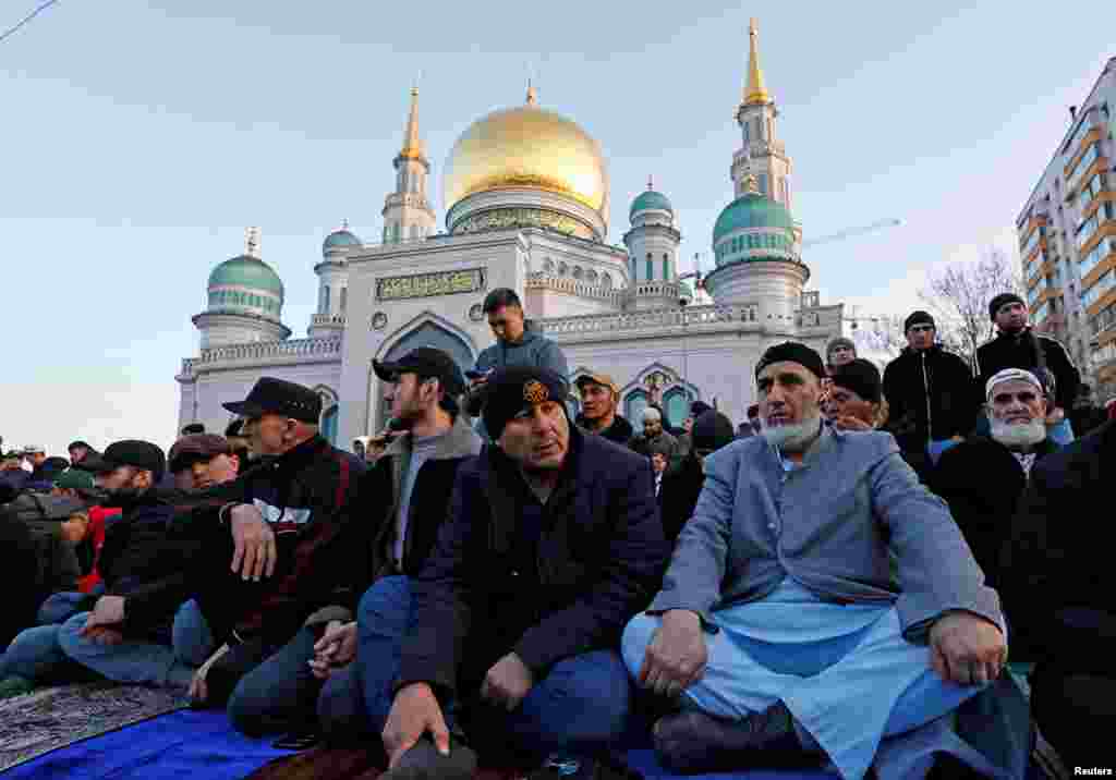 Мәскәүнең Җәмигъ мәчете янында. 