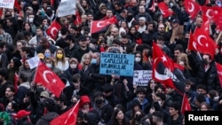 Протести в день арешту мера Стамбула Екрема Імамоглу, якому влада висунула підозру в корупції. Стамбул, Туреччина, 23 березня 2025 року