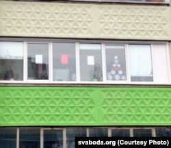 Балькон Бажанавай з «крамольнымі» аркушамі паперы