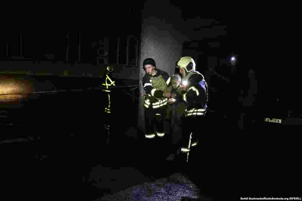 Рятувальники евакуюють жительку будинку