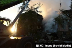 Рятувальні роботи на місці російського удару по житловому будинку в Києві. 28 серпня 2025 року