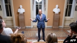 Лидер большинства в Сенате, республиканец Джон Тьюн беседует с журналистами после голосования по вопросу о прекращении приостановки работы правительства