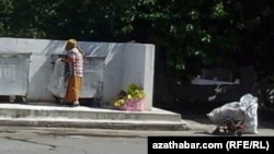 Zibil dörýän zenan. Arhiw suraty