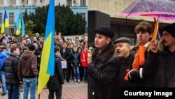 Акції учасників протестів у Сімферополі. Мітинг прихильників «Євромайдан-Крим» (ліворуч) та мітинг прихильників Помаранчевої революції (праворуч). Колаж