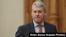 Ministrul Justiției, Cătălin Predoiu, a discutat trei legi la Bruxelles și le-a publicat într-o altă formă la București.