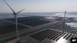 تأسیسات تولید برق بادی و خورشیدی در شرق چین