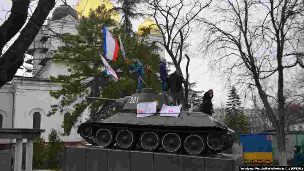 Проросійські активісти мітингують біля кримського парламенту, Сімферополь, 27 лютого