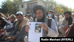 مردم در ولایات مختلف افغانستان از کندی کار و فساد در روند توزیع پاسپورت شکایت دارند