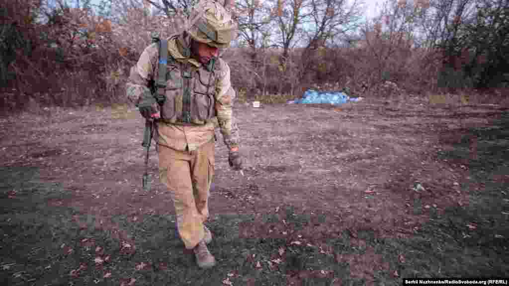 Євген пояснює, що обстріли тут щодня як у темну, так і у світлу пору доби