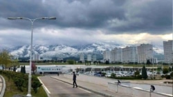 Türkmen häkimiýetleri medisina maskalaryny ​​we ellikleri geýmegi talap edip başlady. Bu COVID-19 garşy gijigen göreşmi?