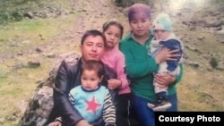 Асемгуль Алтынбек кызы с семьей. Фото опубликовано с разрешения ее родственницы - Айымгуль Турдакун кызы.
