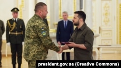 Ուկրաինայի նախագահ Վլադիմիր Զելենսկին պետական բարձր պարգև է հանձնում զինված ուժերի գլխավոր հրամանատար Վալերի Զալուժնիին, Կիև, մայիս, 2022թ.