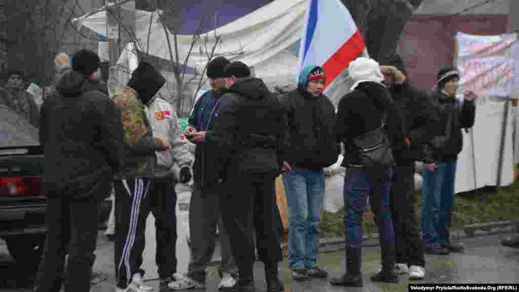 Проросійські активісти біля бази кримського &laquo;Беркуту&raquo;, Сімферополь, 27 лютого