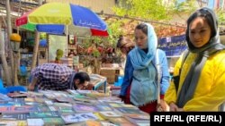 بازدید کننده ها از نمایشگاه کتاب که در شهر کابل برگزار شده است