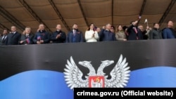 Щодня активістам на місця розсилають політінформацію ​– які заяви зробили ватажки бойовиків, та що поганого сталось в Україні. На фото окупаційні адміністрації ОРДЛО та Криму відзначають так званий день республіки (день псевдореферендуму про відділення від України)