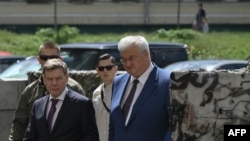 Министр иностранных дел Украины Андрей Сибига (справа) и его немецкий коллега Йоганн Вадефуль (слева) идут перед началом переговоров в Киеве 30 июня 2025 года.