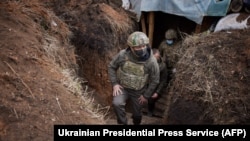 Президент України Володимир Зеленський в окопах поблизу Золотого Луганської області, 8 квітня 2021 року