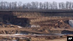 Exploatare de ilmelit (oxid natural de fier și de titan) in centrul Ucrainei, în regiunea Kirovohrad.