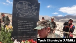 Ак-Шыйрак кыштагынын жанындагы көрүстөндө 1916-жылы кыргынга учурагандардын сөөгү коюлган. 02.8.2014.