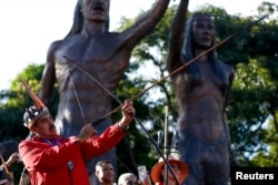 Николас Мадуро на празднике "День сопротивления коренных народов" вновь заявил, что готов к возможному вторжению войск США. Каракас, 12 октября 2025 года