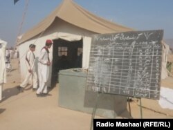 د خیبر په باړه کې د وران کړل شوي سکول زده کوونکي په خېمه کې د زده کړو پر مهال (انځور: د ۲۰۱۶م کال د سېپټمبر ۱۹مه)