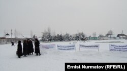 Райондун 100дөй тургуну шайлоонун акыйкатсыз өтүп жатканын айтып, акимчилик алдына нааразылыкка чыкты. 6-февраль, 2012.
