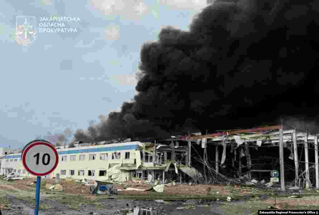 Такий вигляд після російського удару має атакований завод компанії Flextronics на Закарпатті. В Україні компанія працює із 2002 року, локалізувавши високотехнологічне виробництво у Мукачеві.За словами міністра закордонних справ Андрія Сибіги, удар по підприємству призвів «до серйозних пошкоджень та жертв». Голова Закарпатської ОВА Мирослав Білецький повідомив, що по заводу Росія застосувала дві ракети типу «Калібр»