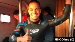 Цанко Цанков минути преди да стартира предизвикателството да преплува Бургаския залив