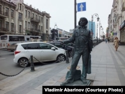 Владивосток, угол Океанского проспекта и улицы Фокина. "Моряк, вернувшийся из загранплавания". Автор идеи Руслан Вакулик, художники Сергей Меренков и Георгий Широглазов, скульптор Павел Шугуров. Памятник открыт в январе 2013 года. Местные жители зовут его "Эдиком"