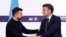 Президент Франції Еммануель Макрон (праворуч) тисне руку президенту України Володимиру Зеленському під час спільної прес-конференції. Париж, 7 червня 2024 року