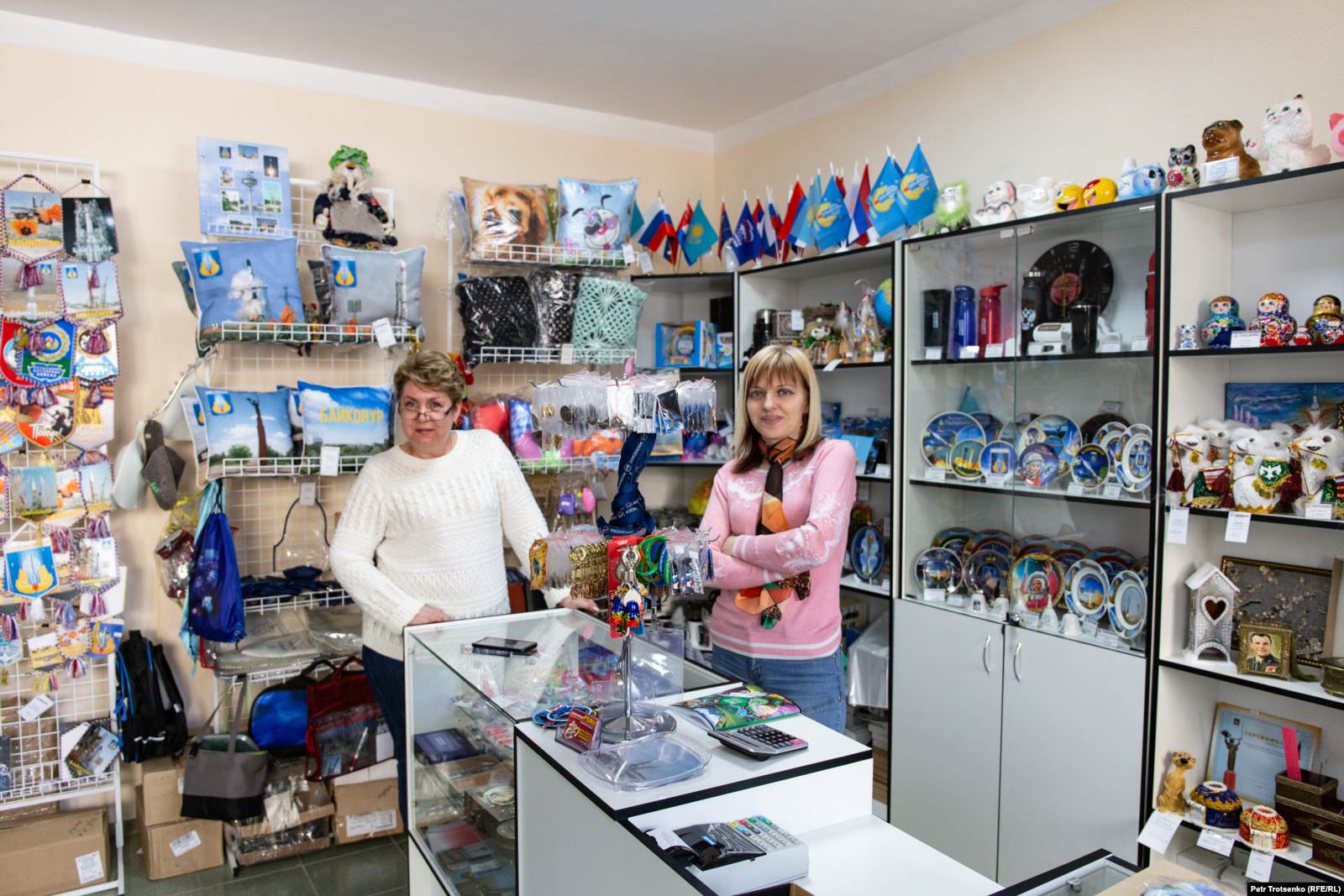 Продавщицы в сувенирном магазине. Байконур, 16 марта 2019 года.