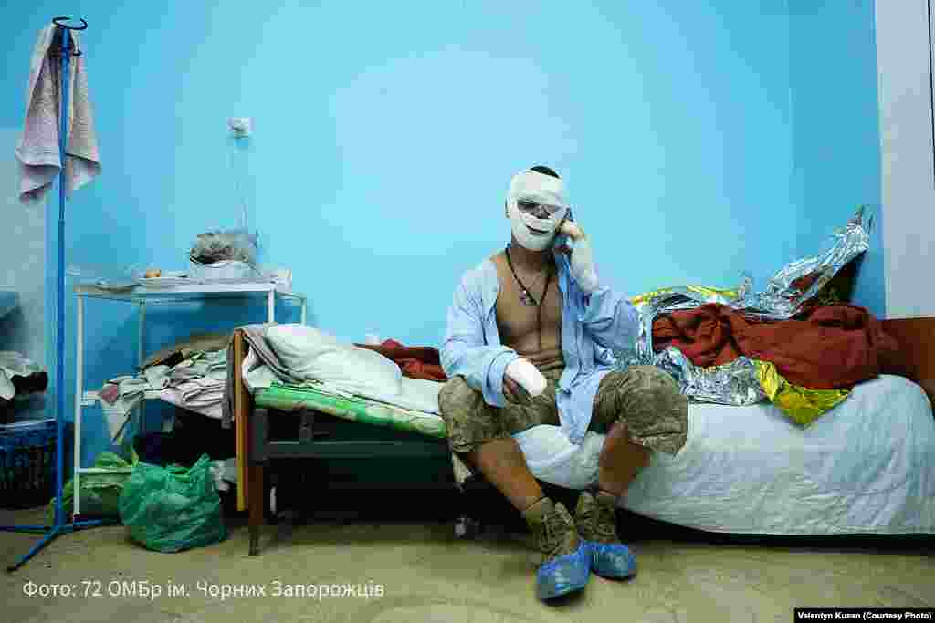 Поранений український військовий у стабілізаційному пункті на Вугледарському напрямку після виходу 72 ОМБр з міста. Вихід бригади ЗСУ з Вугледару офіційно підтвердили в ОСУВ &laquo;Хортиця&raquo; 2 жовтня 2024 року