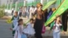 Aşgabatda mekdepleri we çagalar baglaryny abatlamak üçin ene-atalardan pul ýygnalýar