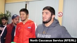 Абдулрашид Садулаєв на прізвисько «Російський танк» (праворуч)