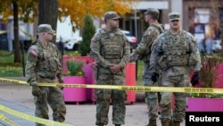 د ملي ګارډ سرتېري په واشنګټن کې تر ډزو وروسته سیمه کلابنده کړې او پهره کوي - د نومبر ۲۶مې انځور. 