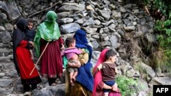 د کونړ زلزله ځپلې ښځې او ماشومان 