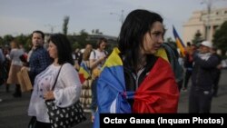 Dincolo de adepții teoriilor conspiraționiste, mulți oameni și-au pierdut încrederea în autorități și experți,.