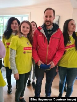 Аліна та українці з принцом Гоконом, який стане королем після свого батька