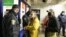Поліція перевіряє документи перед входом до станції метро «Академмістечко», 5 квітня 2021 року