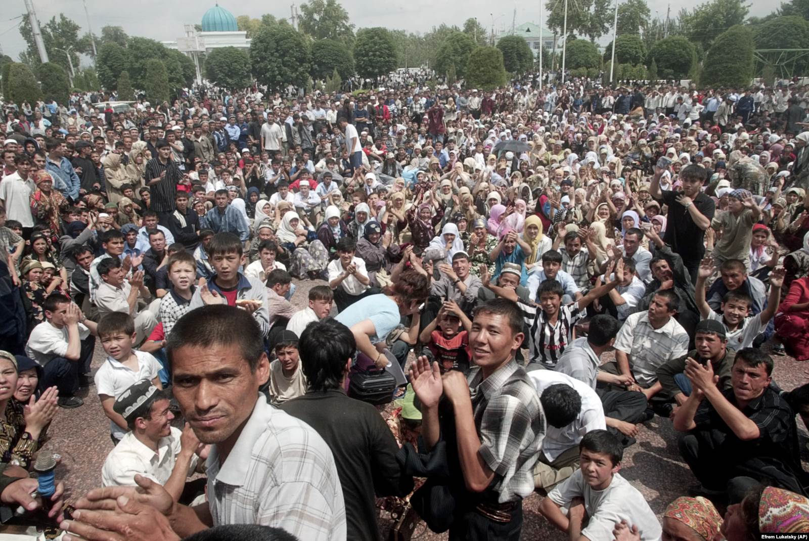 Әндіжандағы наразылыққа жиналған жұрт. 13 мамыр 2005 жыл. 