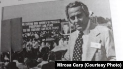 1969- Mircea Carp, corespondent de limba română din partea Vocii Americii, așteptând pe aeroportul Otopeni sosirea lui Richard Nixon