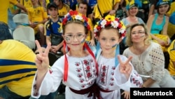 Донецьк, 15 червня 2012 року. Юні вболівальниці за Національну збірну України з футболу під час «Євро-2012 » на стадіоні «Донбас Арена» (ілюстраційне фото)
