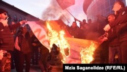 Члены ультрарадикального движения «Грузинский марш» сжигают радужный флаг (ЛГБТ). Тбилиси, 08.11.2019