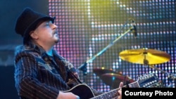 Алег Хаменка на сцэне, архіўнае фота